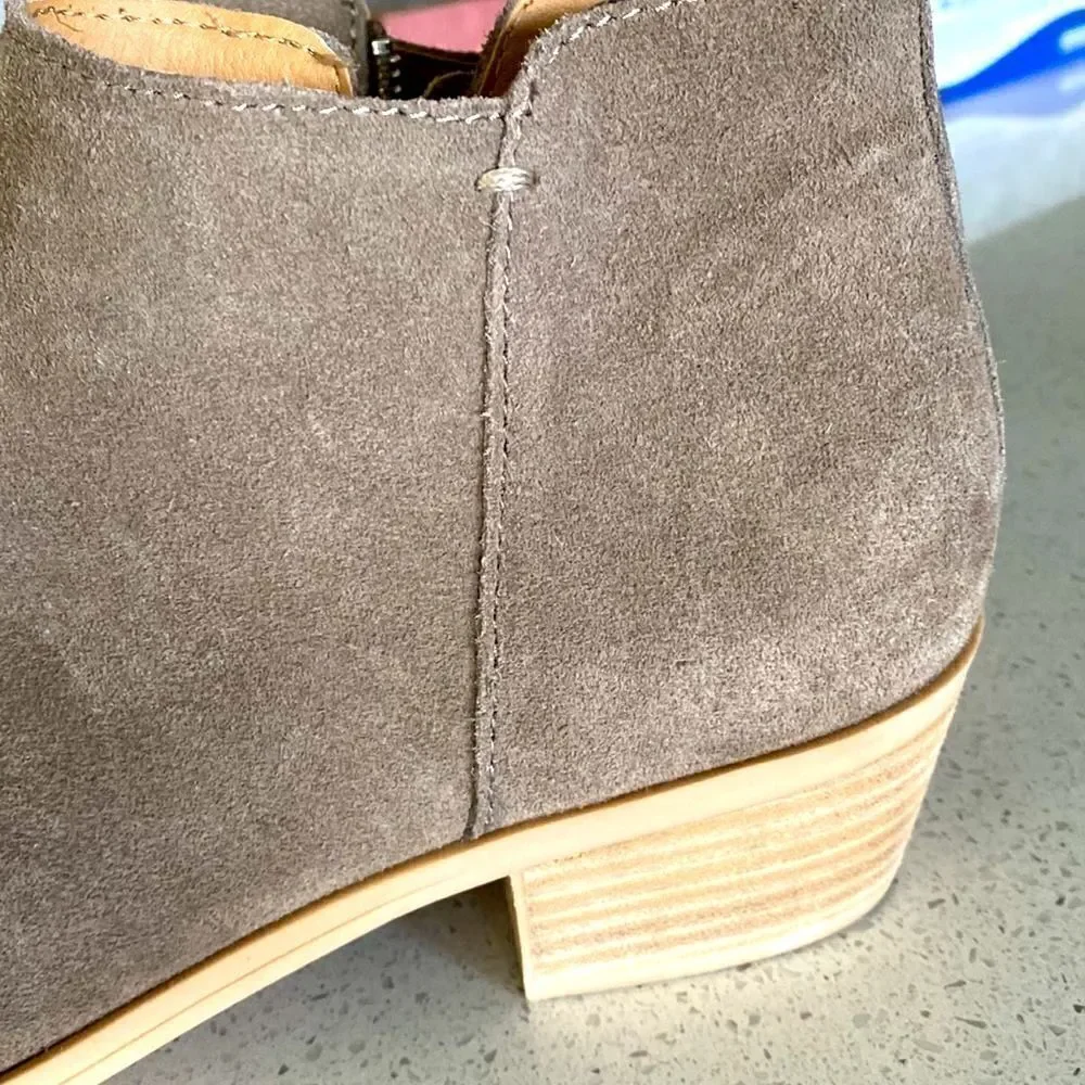 Dolce Vita Suede Booties Silver Zipper Pointed Taupe 9.5 Beige Neutral Earthy